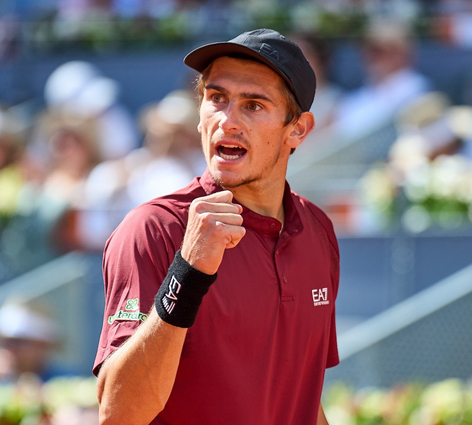 德约科维奇重返赛场，大比分获胜首场状态出色，西班牙队观众沸腾！的简单介绍开云体育平台